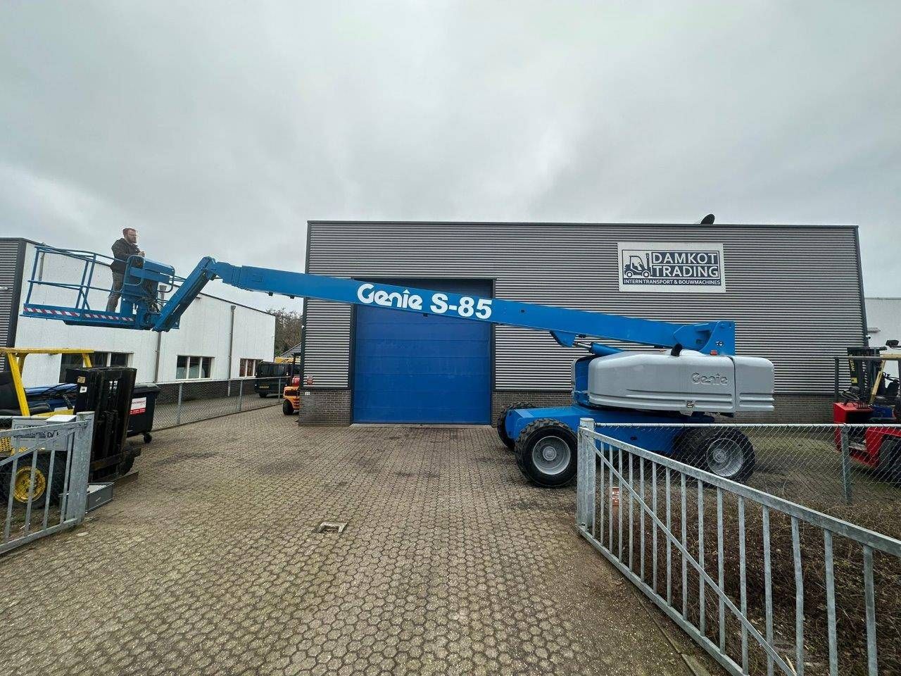Telescopic boom lift Genie S-85 Diesel 28m