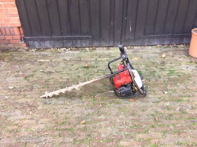 Earth auger (Margin)
