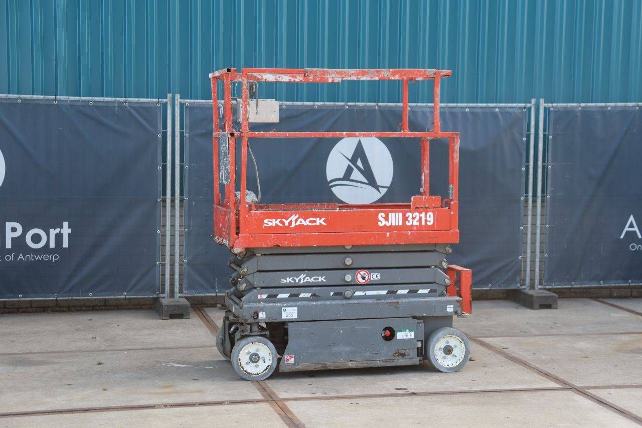 Piattaforma aerea a forbice elettrica Skyjack SJ III 3219, portata 227 kg, altezza 7,8 m, anno 2017.