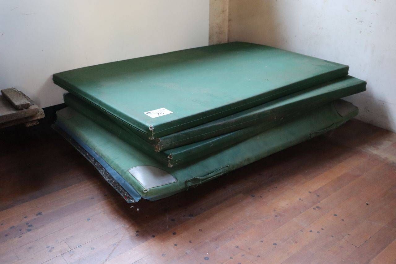 Batch of green crash mats, 6 pieces