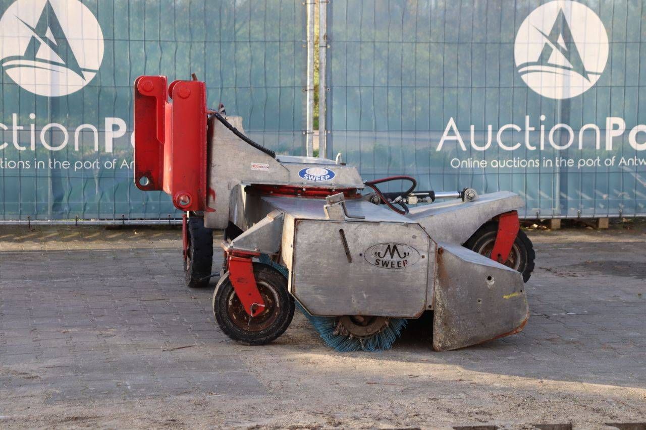 Hydraulically powered sweeper M Sweep