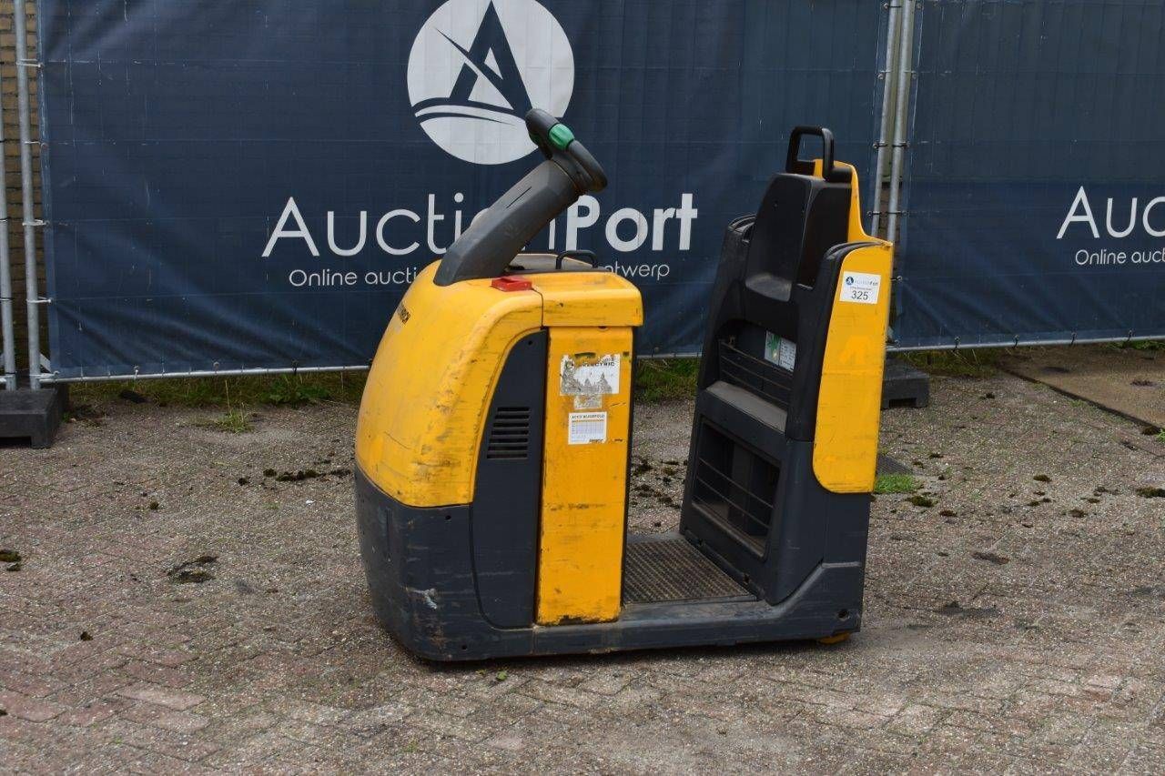 Electric Tractor Jungheinrich ECE 220 