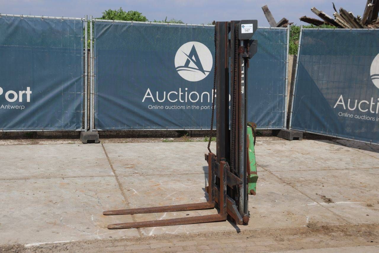 Hydraulic lifting mast Still