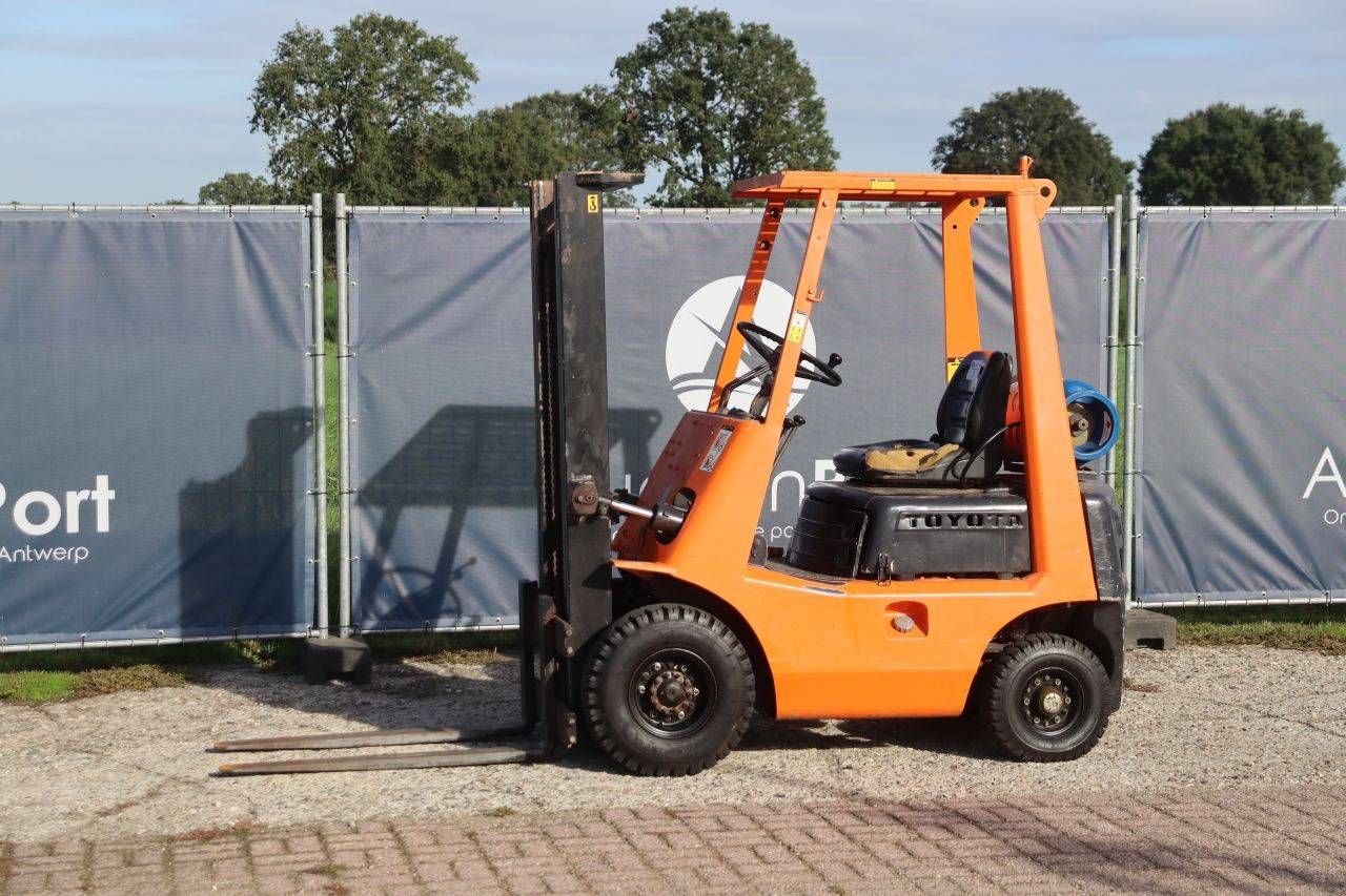 Carrello elevatore Toyota 3FG14 a GPL, portata 1350 kg, altezza 3,0 m.