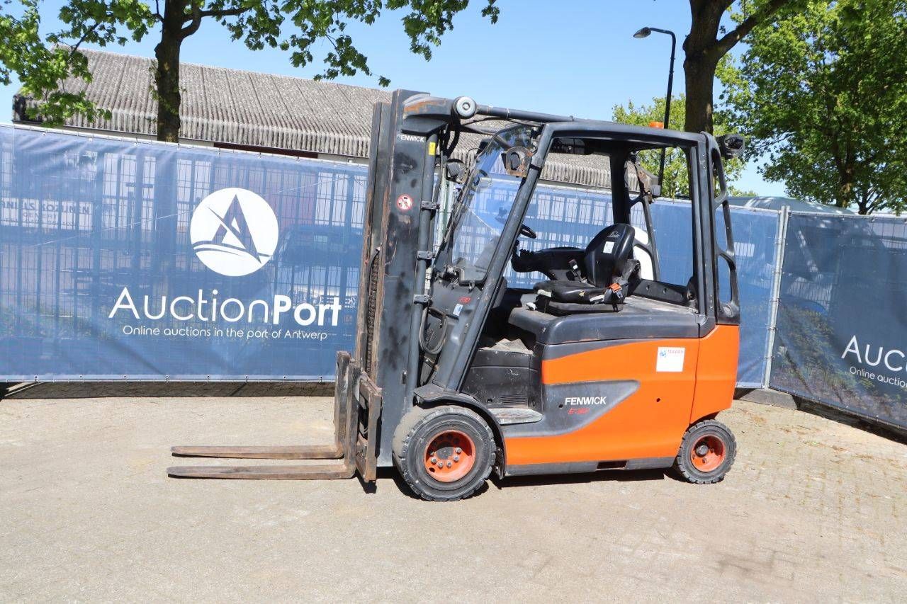 Carrello elevatore elettrico Linde E30HL-01/600, portata 3000 kg, altezza di sollevamento 4,87 m, anno 2015.
