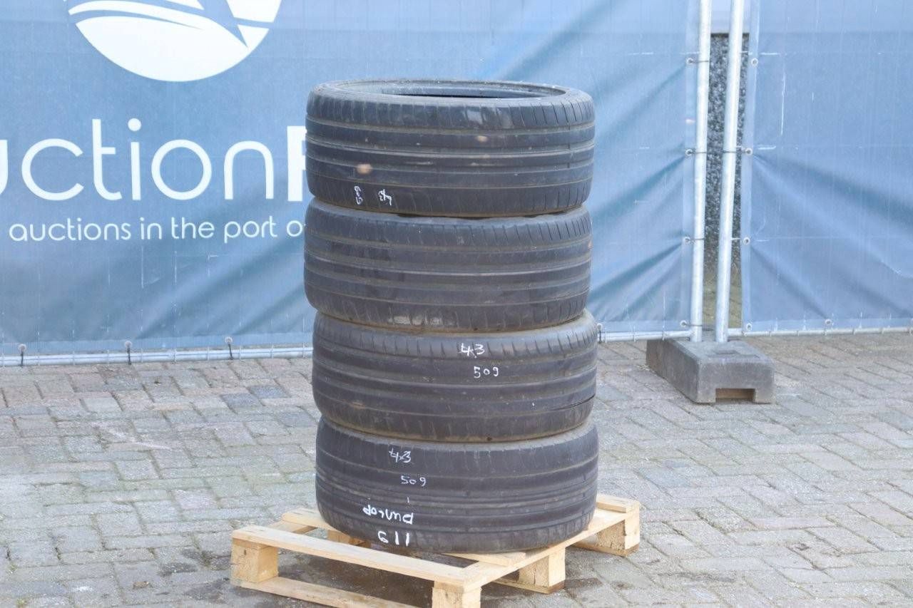 Lot of Tires Dunlop 245/40ZRI8 