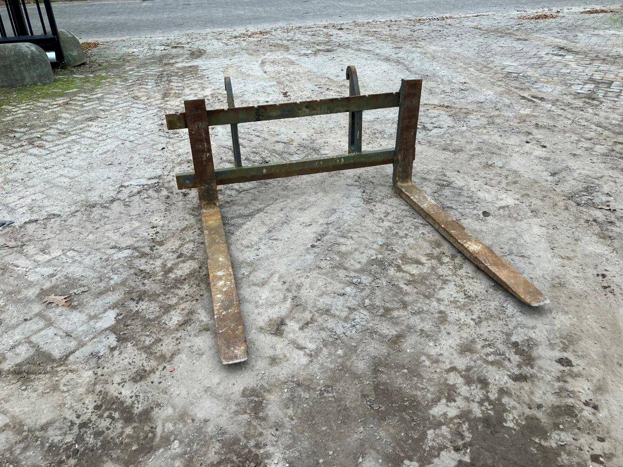 Volvo fork carriage