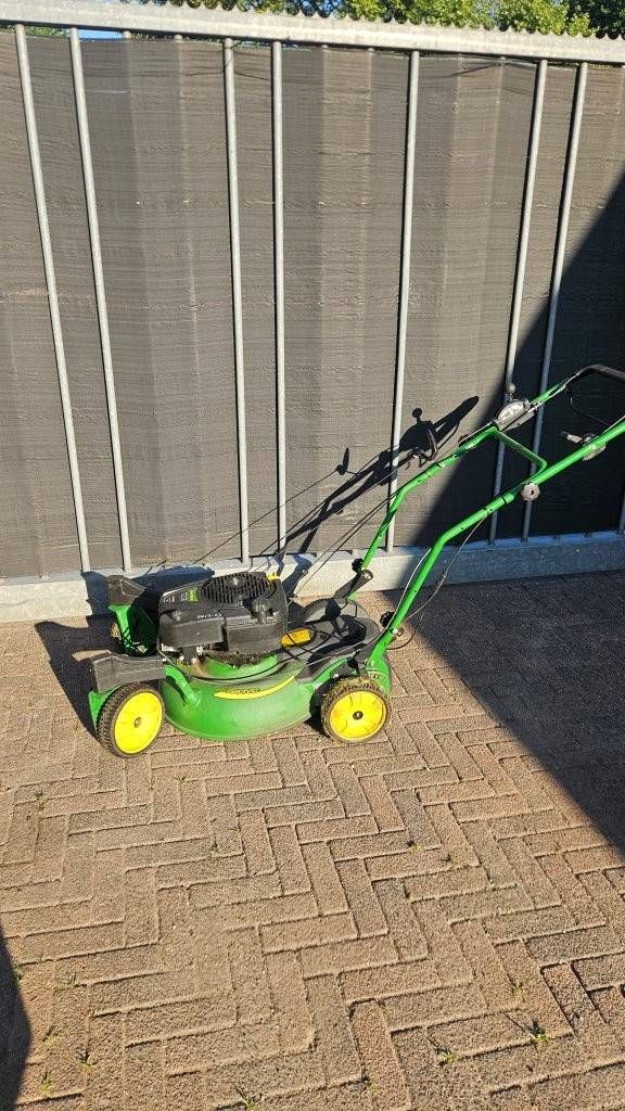 Lawn mower John Deere JS63VC