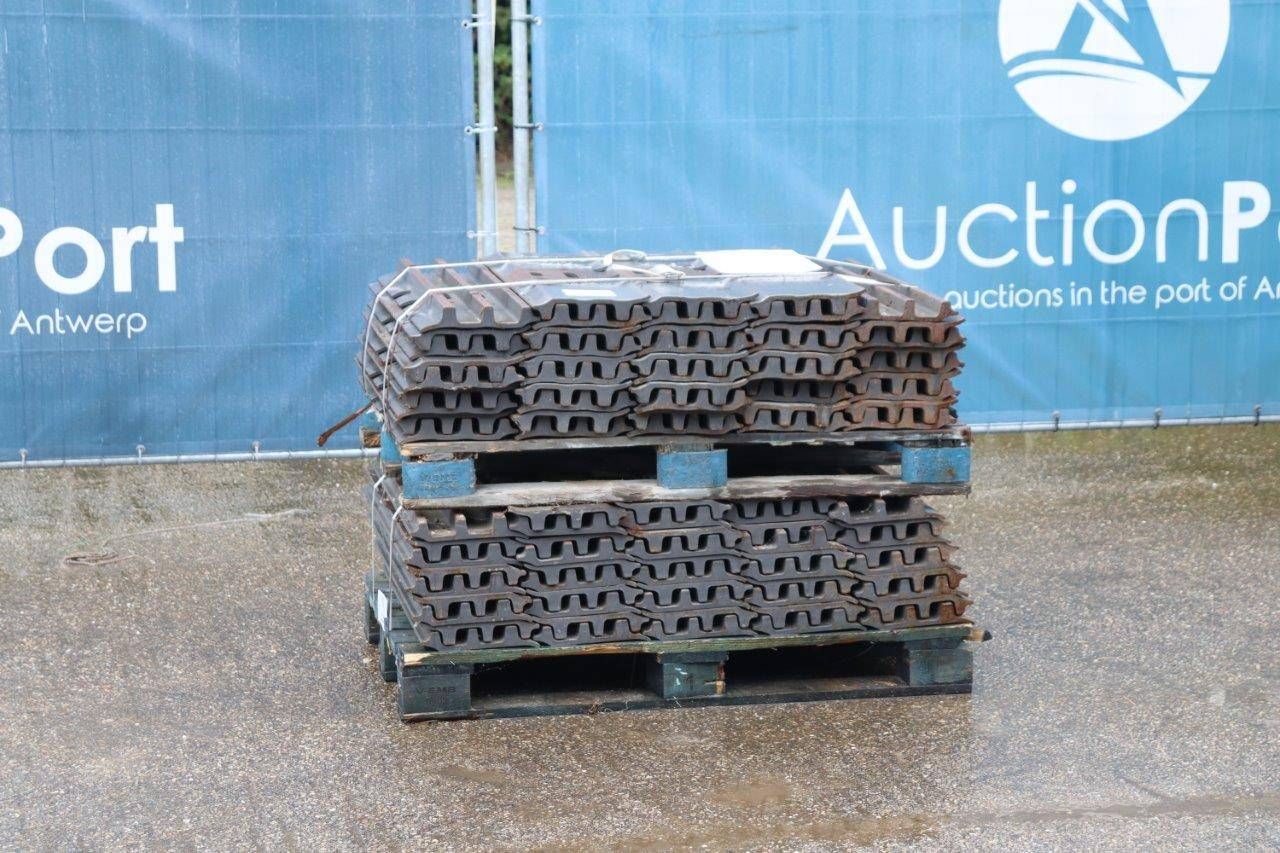 Lot of Caterpillars 800mm 96 pieces New