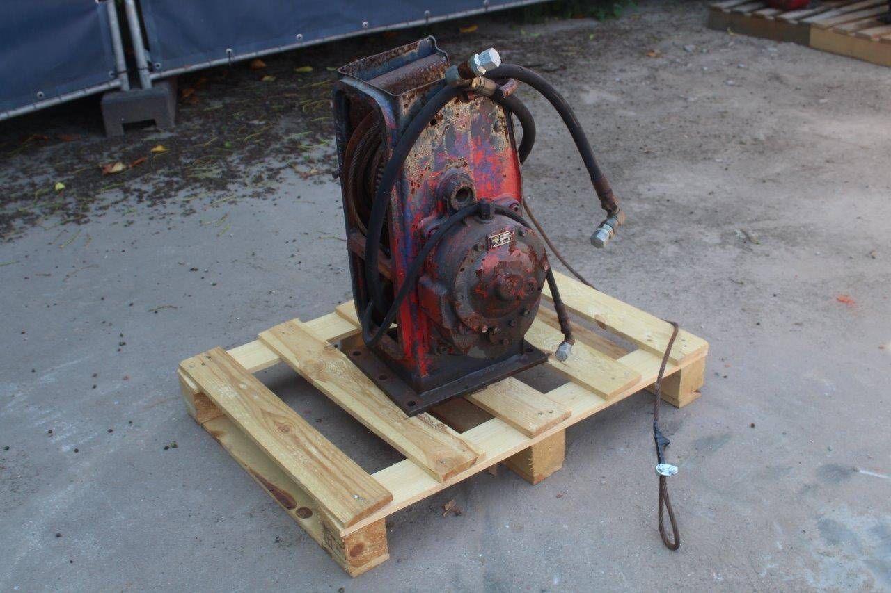 Hydraulic winch for mini digger or telehandler