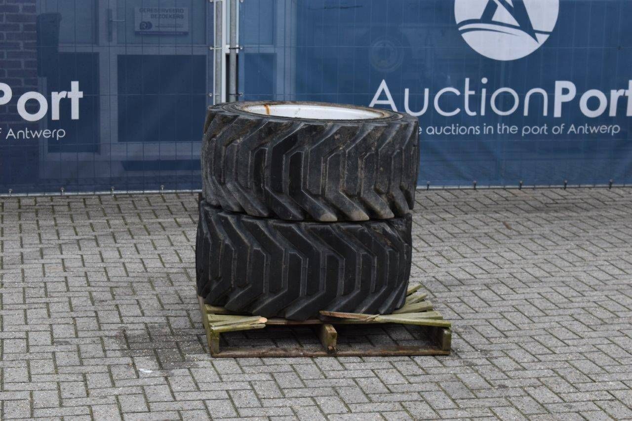 Outrigger tire set 