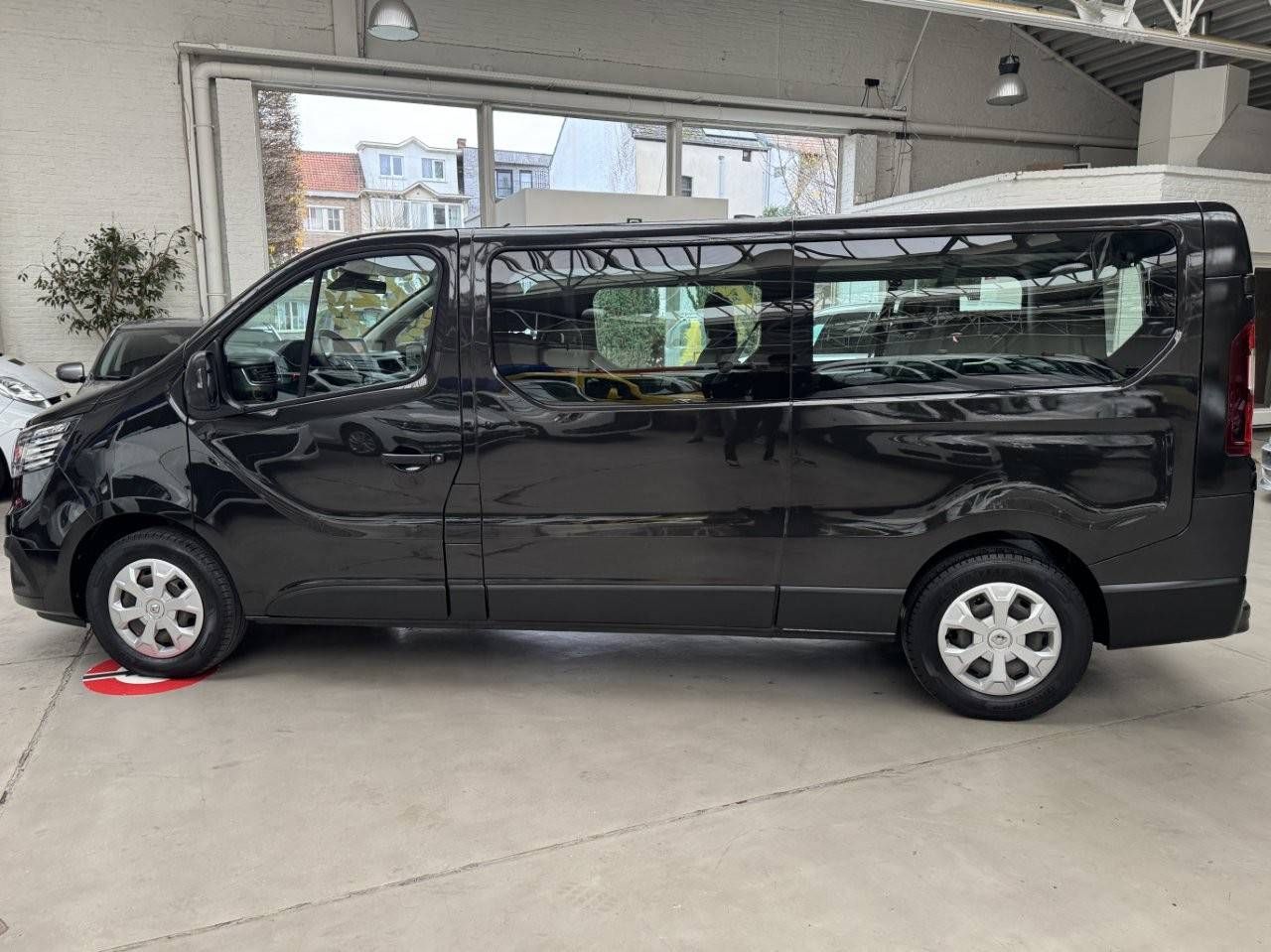 Passenger car Renault Trafic Diesel 110 hp 2022