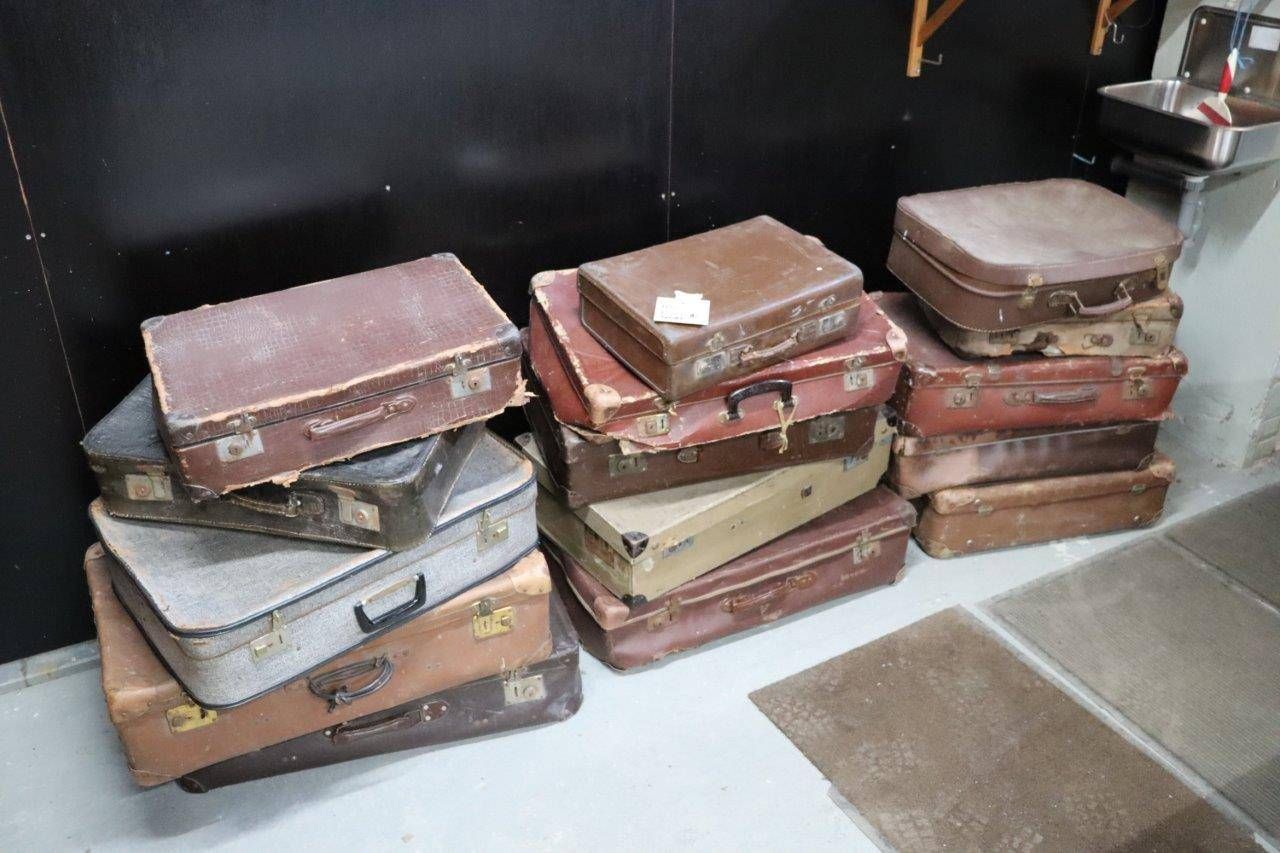 Antique Suitcases 15 pieces (Margin)