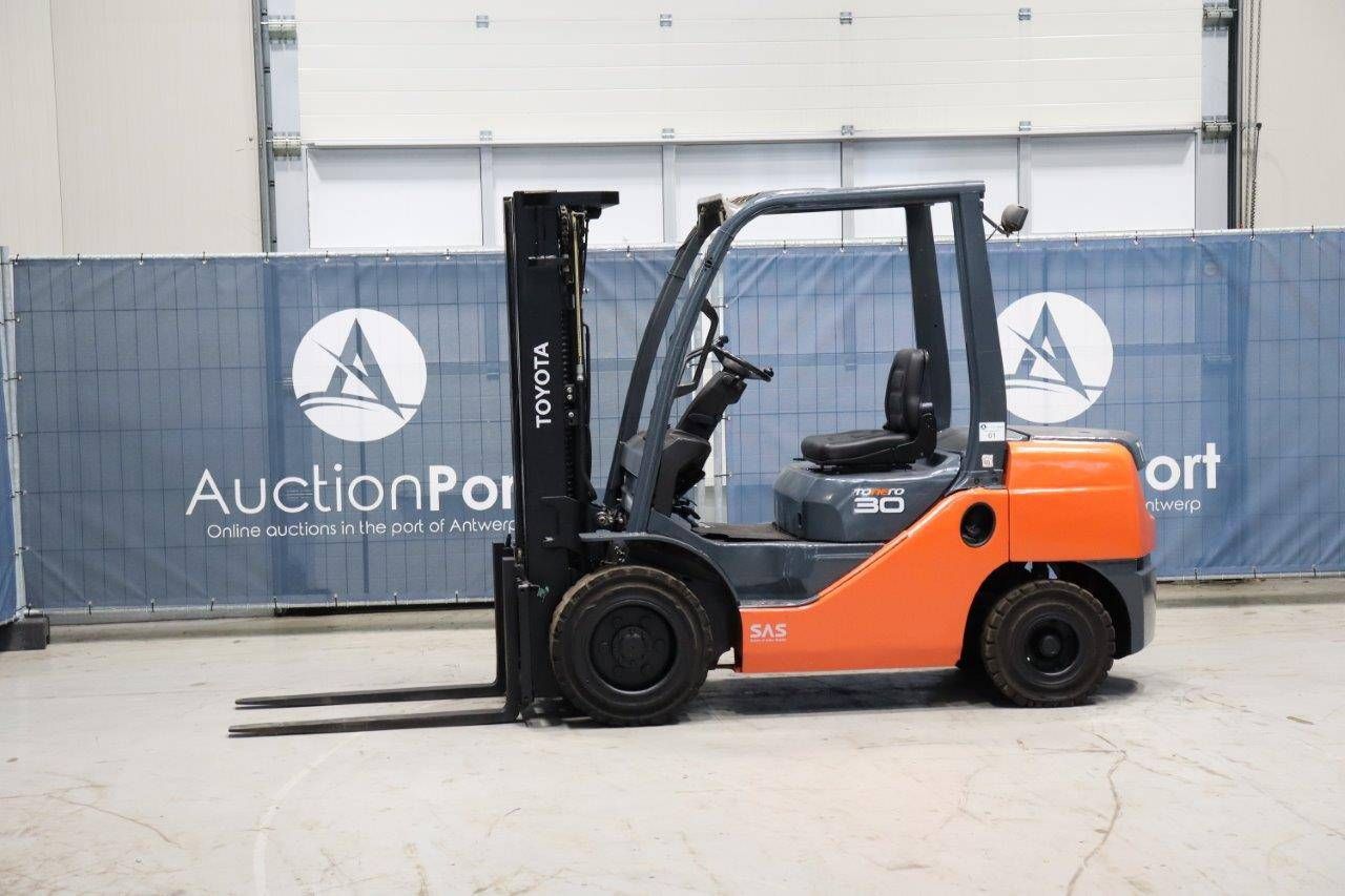 Forklift Toyota 02-8FDF30 Diesel 3000kg 4.3m 2011