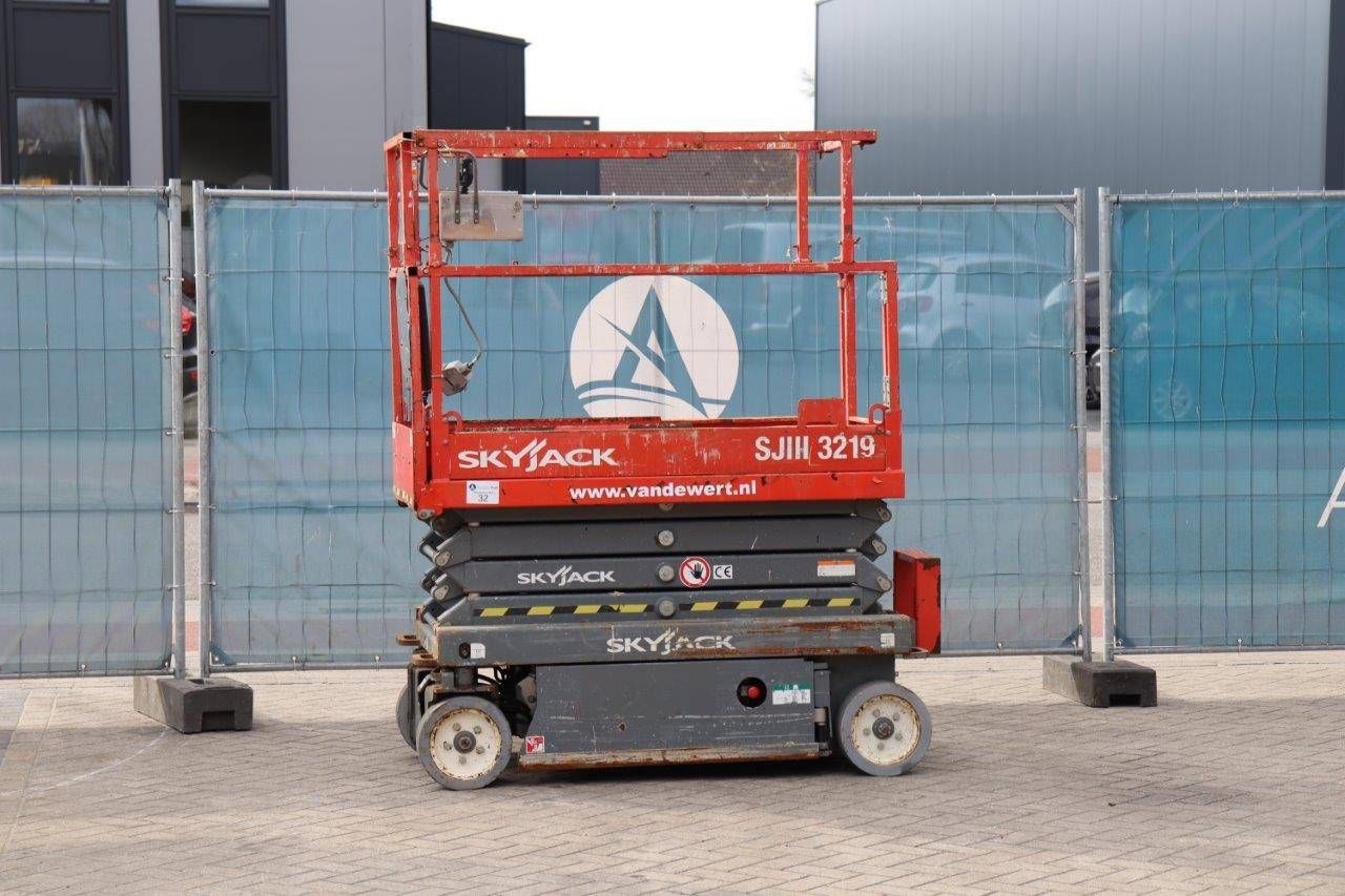 Mast lift Skyjack DJ3219 Electric 8m