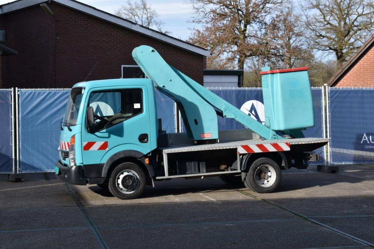 Camión con plataforma aérea Nissan F24 Diesel