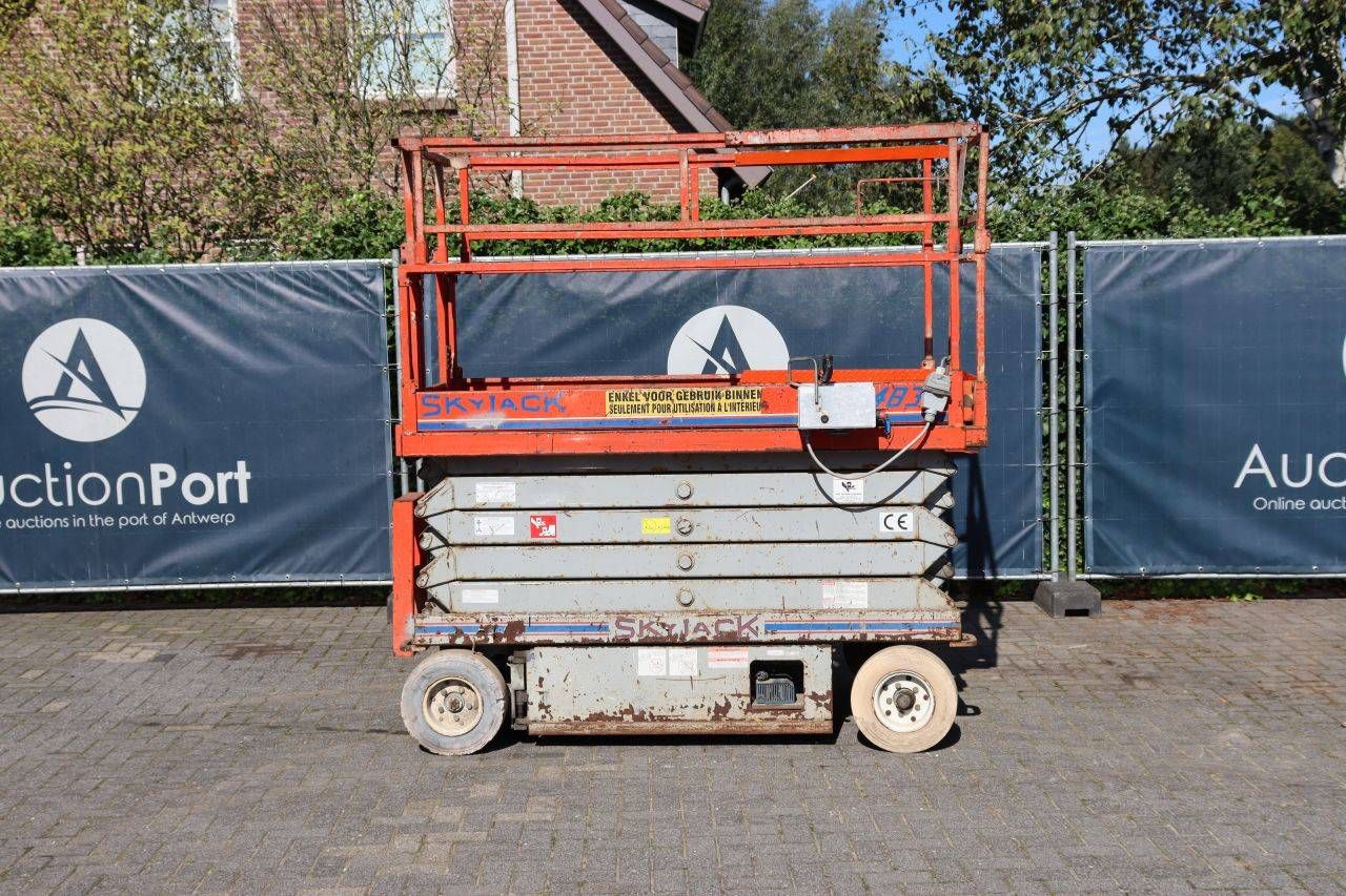 Piattaforma a forbice SkyJack SJ4832 elettrica, 11,8 m, anno 1999