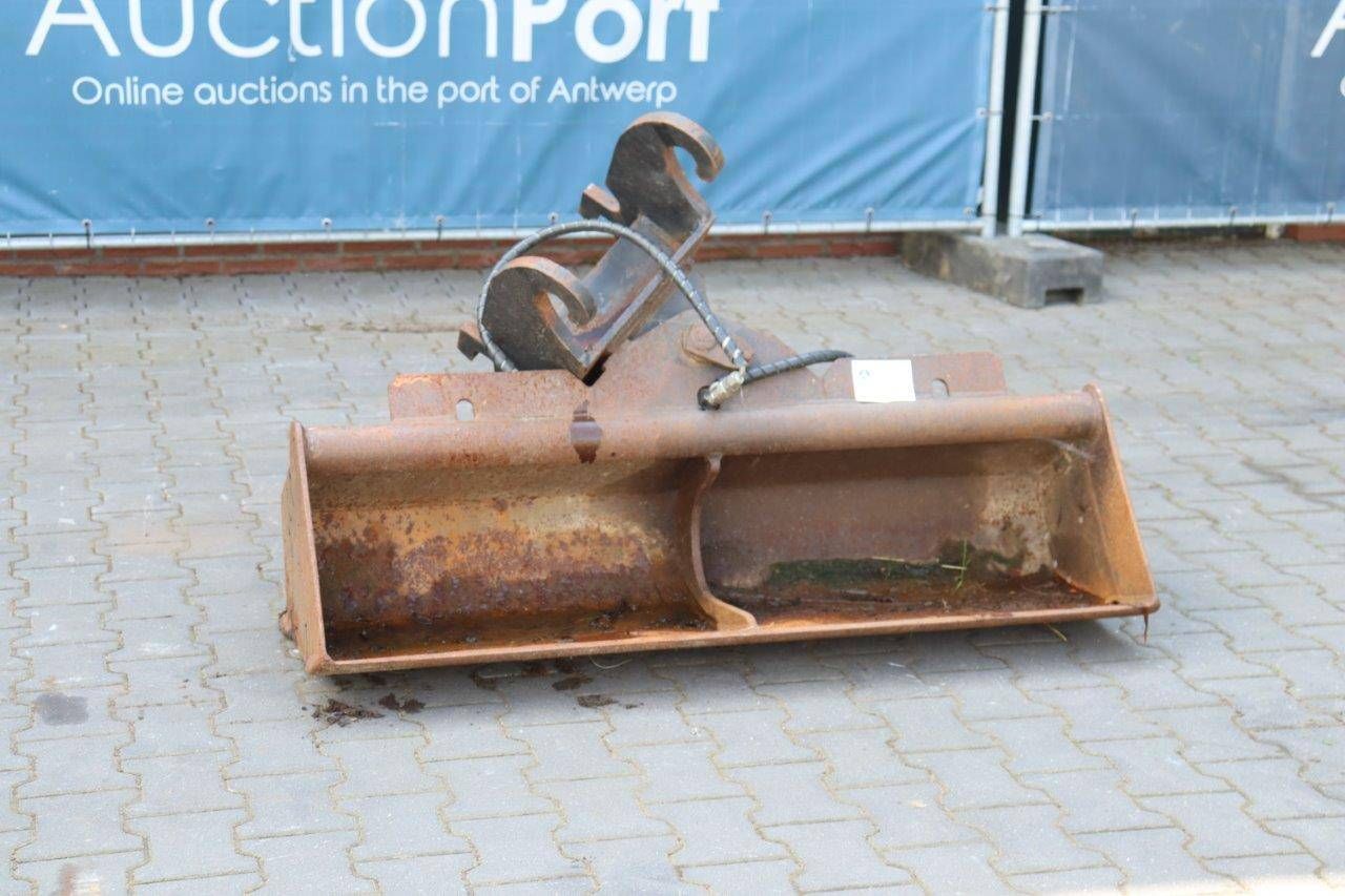 Tilting bucket