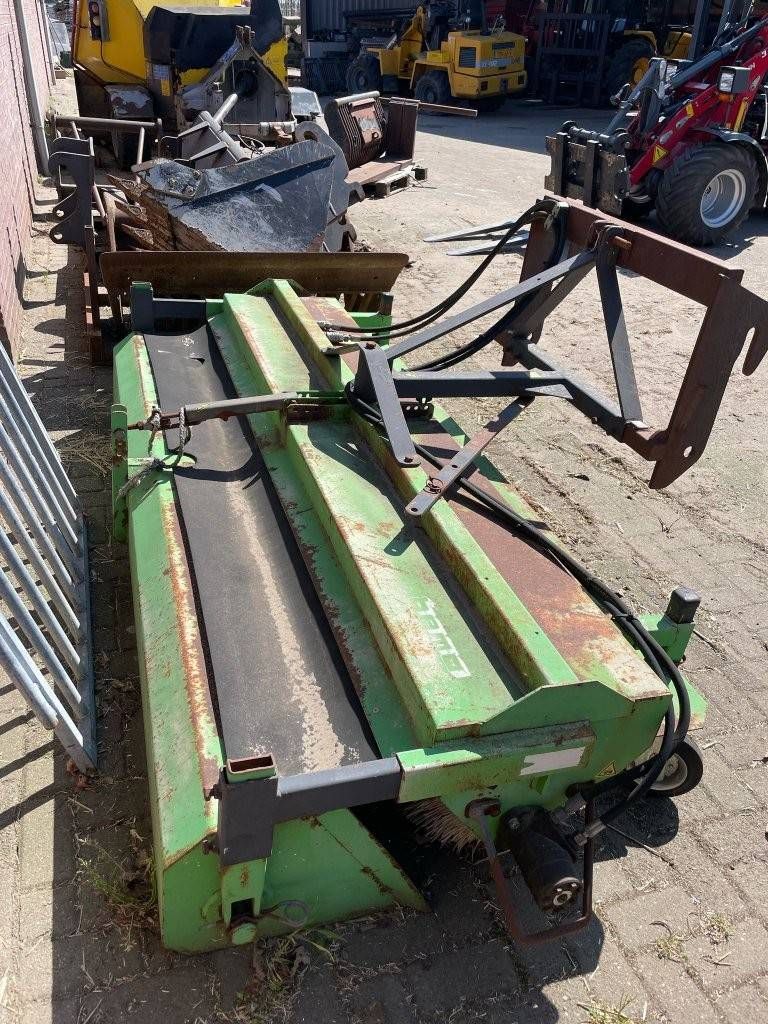 Bema attachment sweeping brush