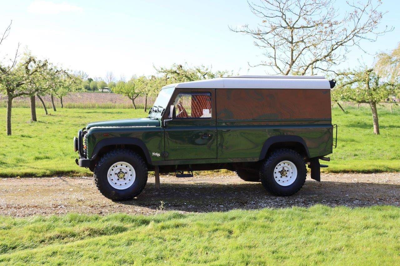 Land Rover Defender 110 TD5 Diesel 123hp 2000 (Margin)