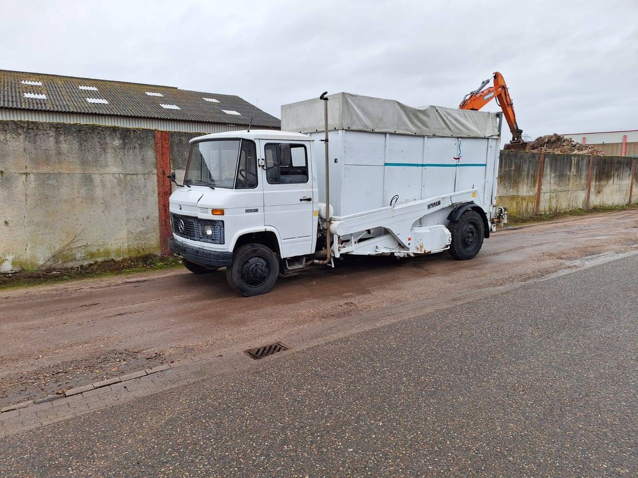 Van Tipper Mercedes 608D Diesel