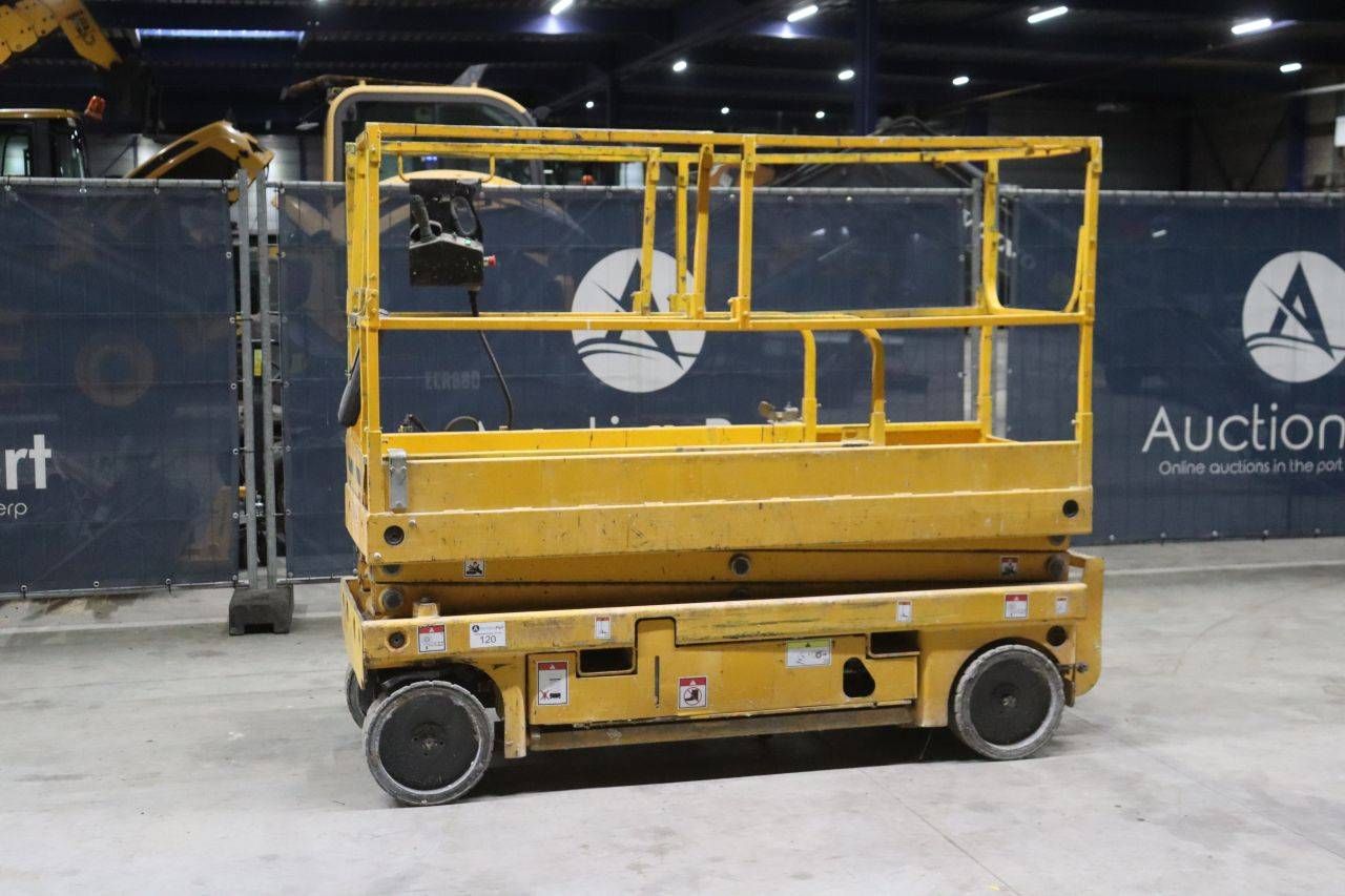 Piattaforma a forbice Haulotte Compact 8 elettrica 8,2 m 2012