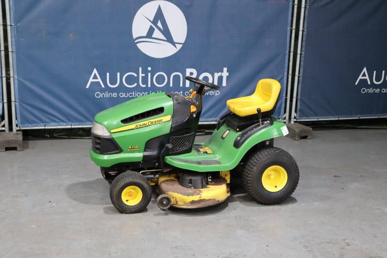 Riding mower John Deere X110 Petrol
