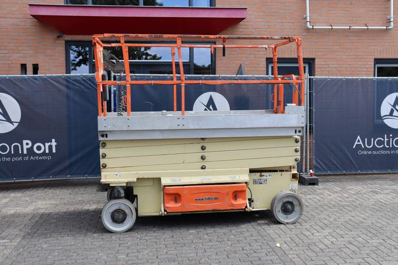 JLG Electric Scissor Lift