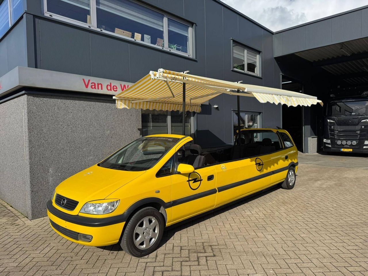 Extended Convertible Opel Zafira Petrol 99hp 2000 (Margin)