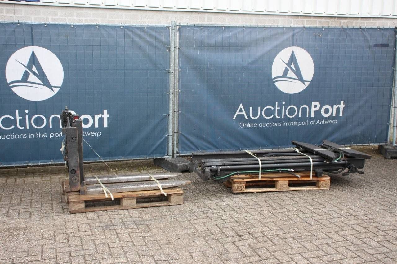 Fork carriage and lifting mast