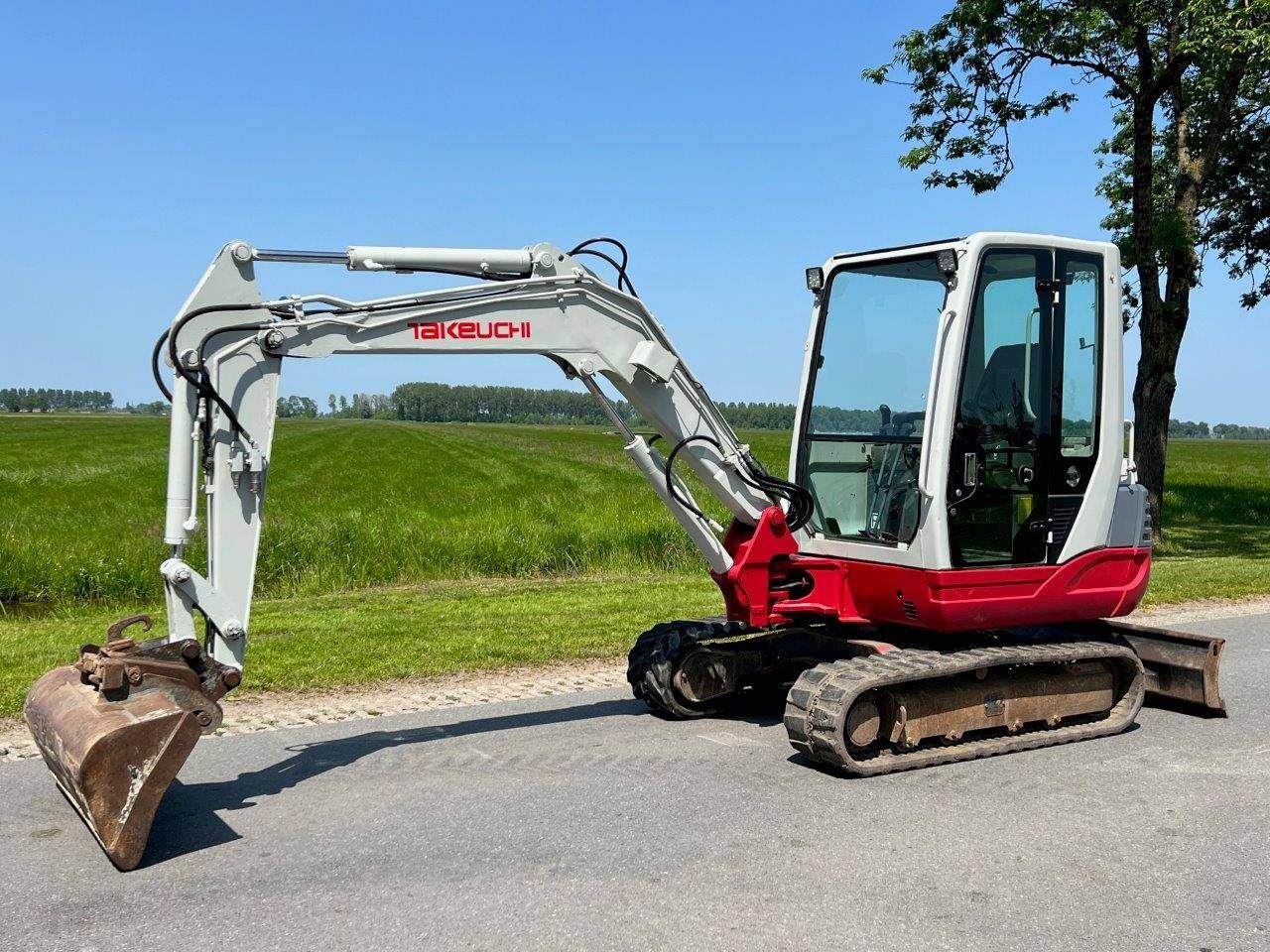 Excavadora Takeuchi TB235 Diésel