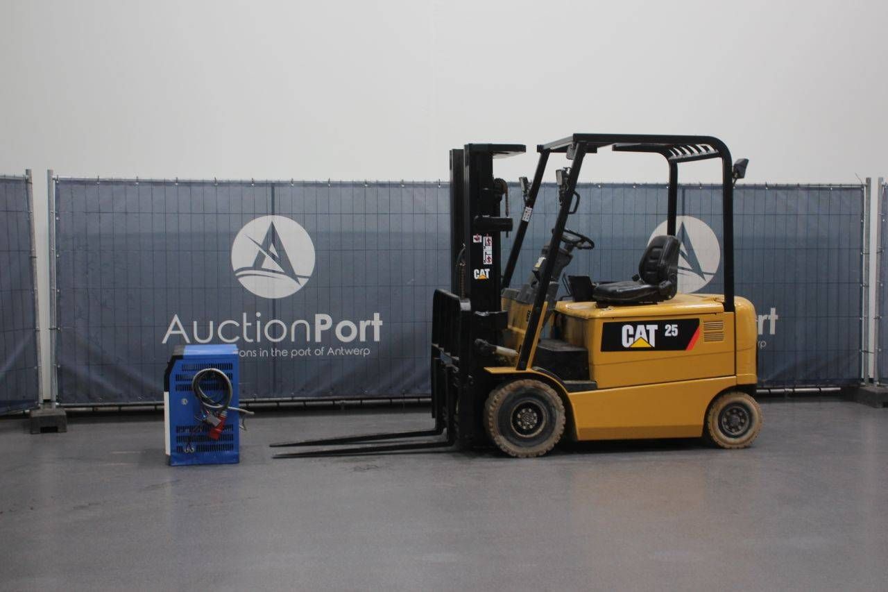 Caterpillar EP25K Electric Forklift 2005