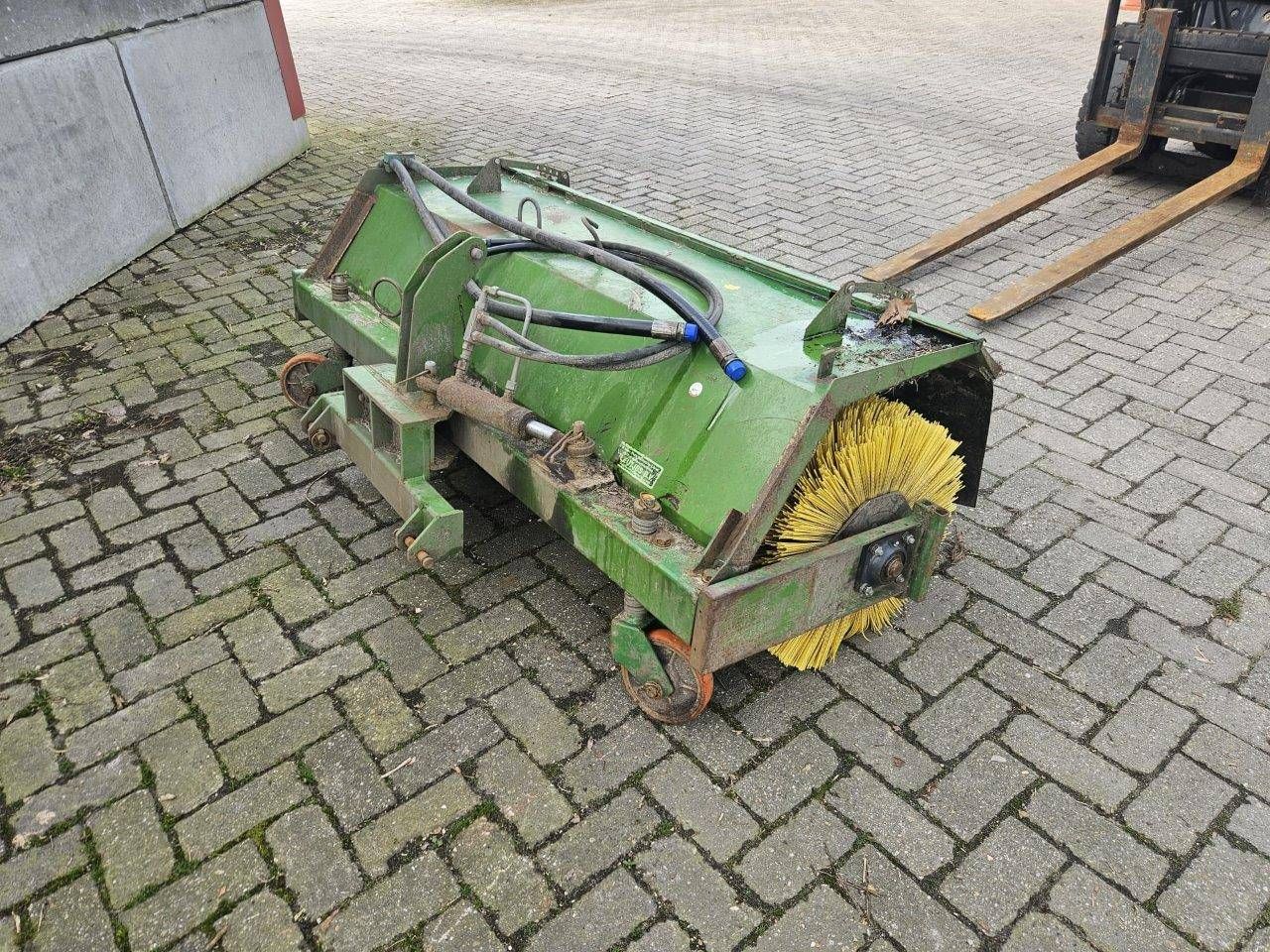 Sweeping brush