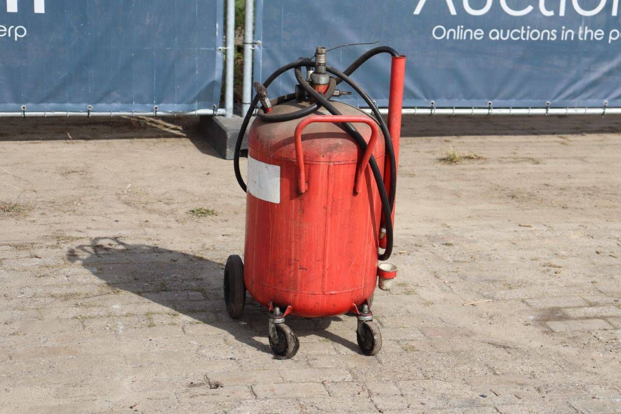 Sandblasting boiler
