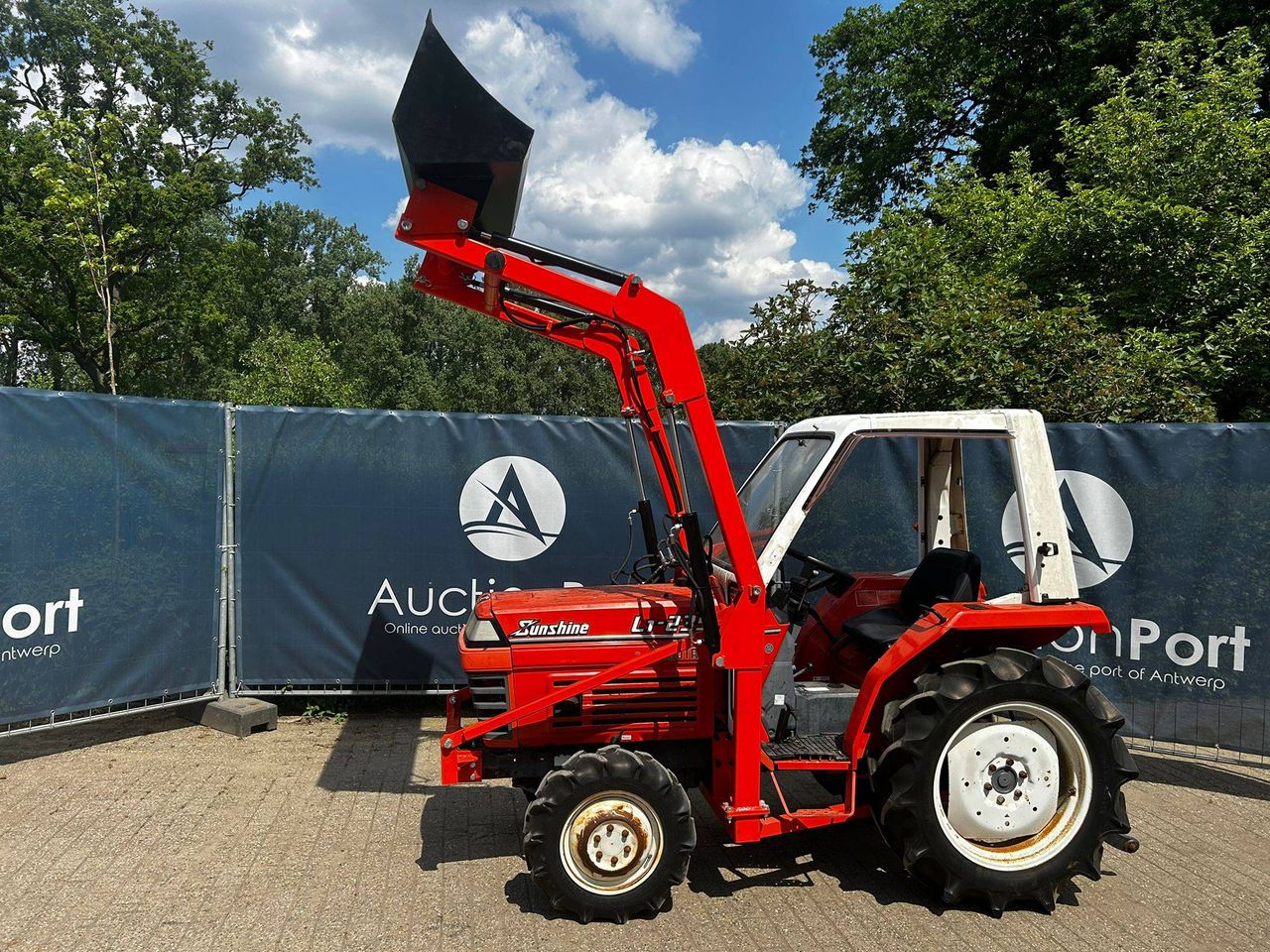 Mini Tractor Kubota L1-235 Diesel with New Front Loader