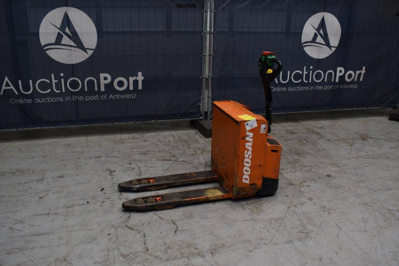 Pallet truck Doosan LED H20M Electric