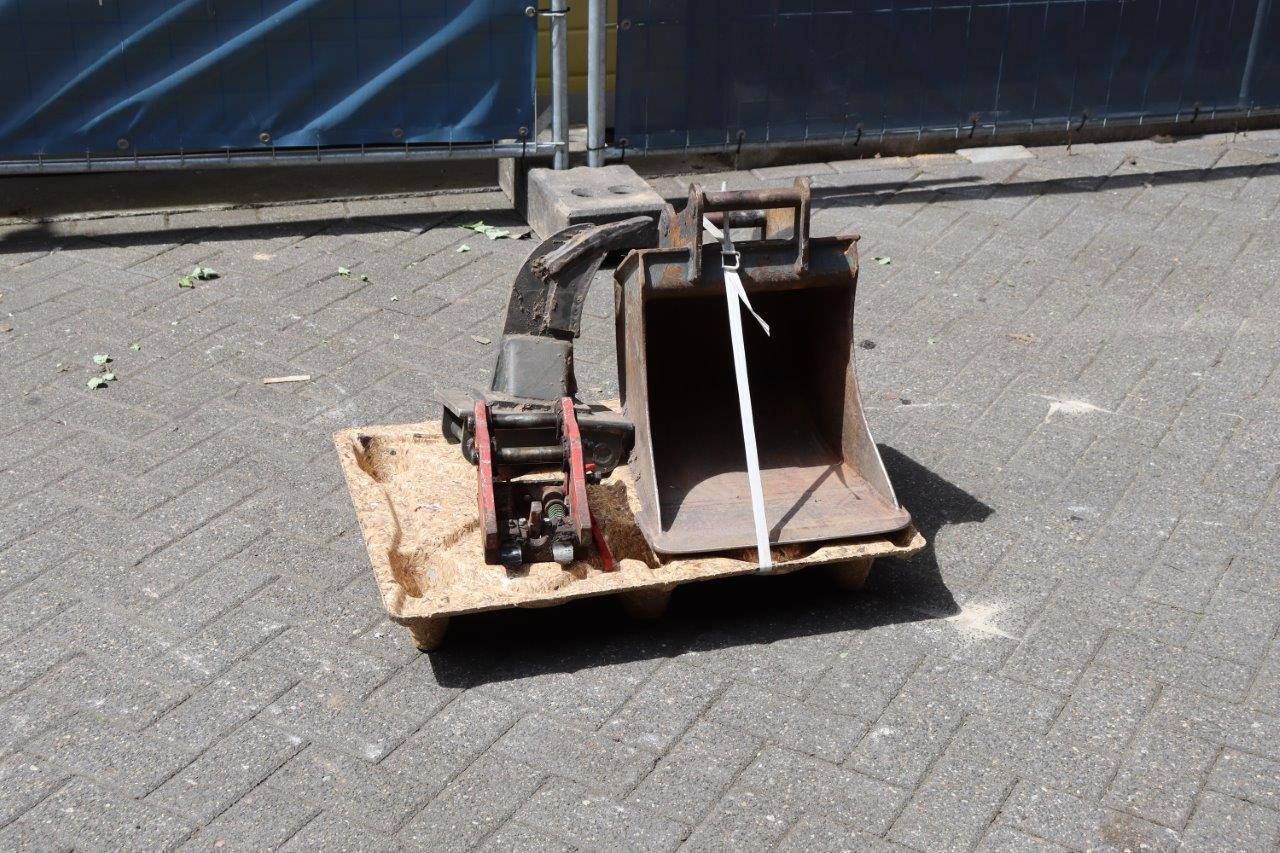 Quick change bucket and ripper set S30-150