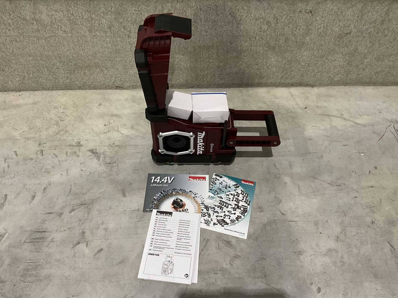 Construction radio Makita DMR108AR New 2025