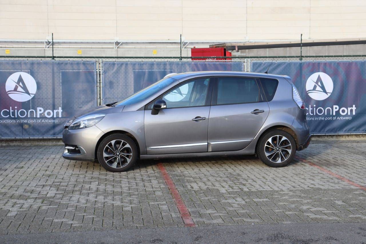 Passenger car Renault Scenic dCi Diesel 110 hp 2015 (Margin)