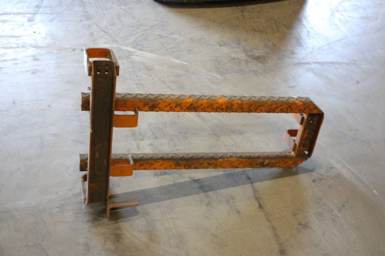 Battery lifting system