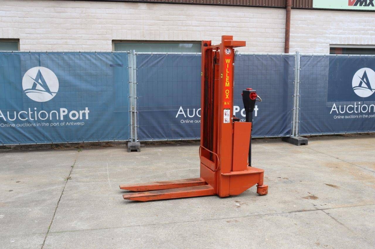 Stacker Willem OX Electric