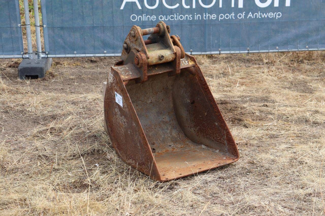 Bucket with quick coupler