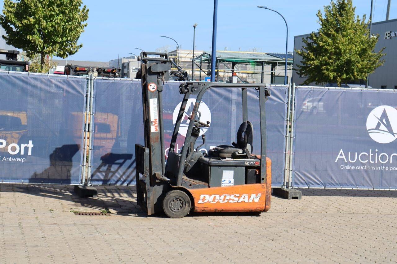 Carrello elevatore elettrico Doosan B15T-5, portata 1500 kg, altezza di sollevamento 3,3 m, anno 2007.
