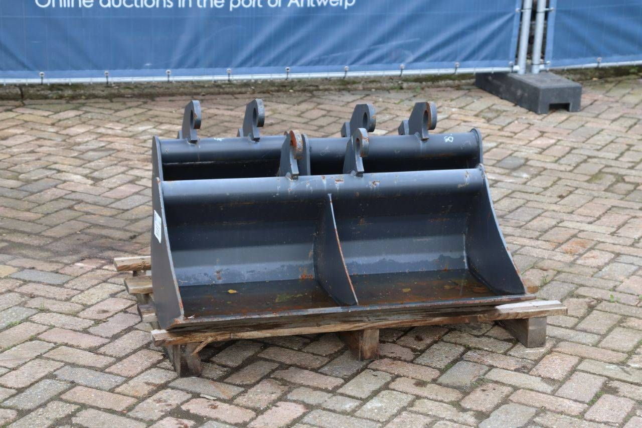 Pallet with wide bucket ditch bucket and 2x digging buckets CW05 New