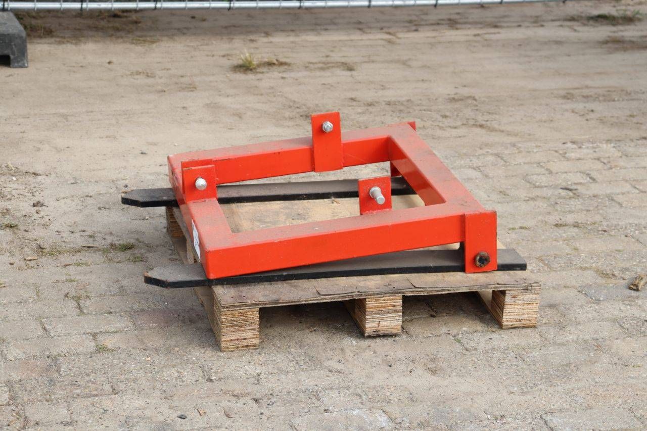Adjustable pallet carrier 