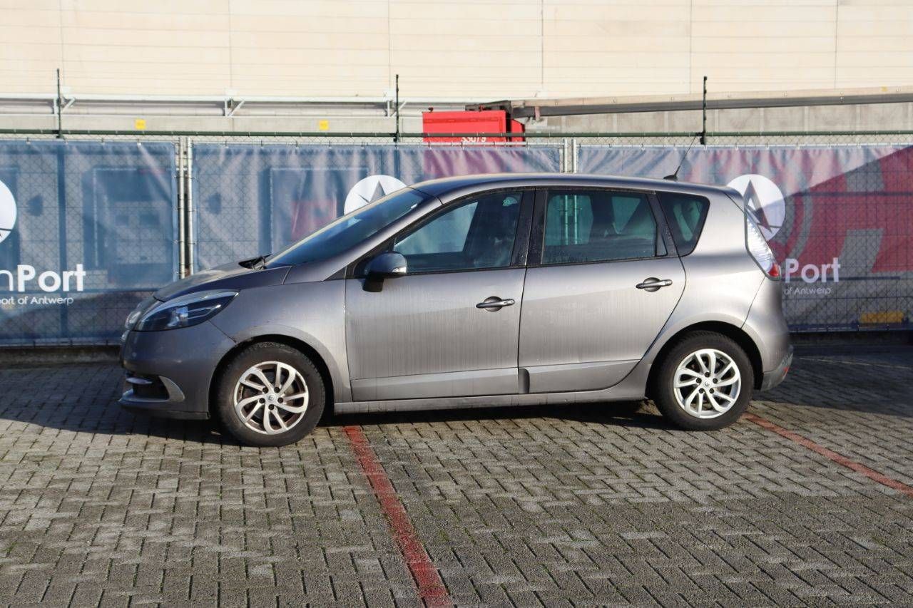Passenger car Renault Scenic dCi Diesel 75 hp 2011 (Margin)