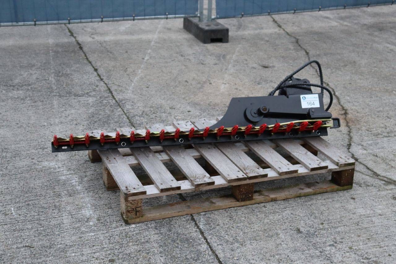 Hydraulic hedge trimmer