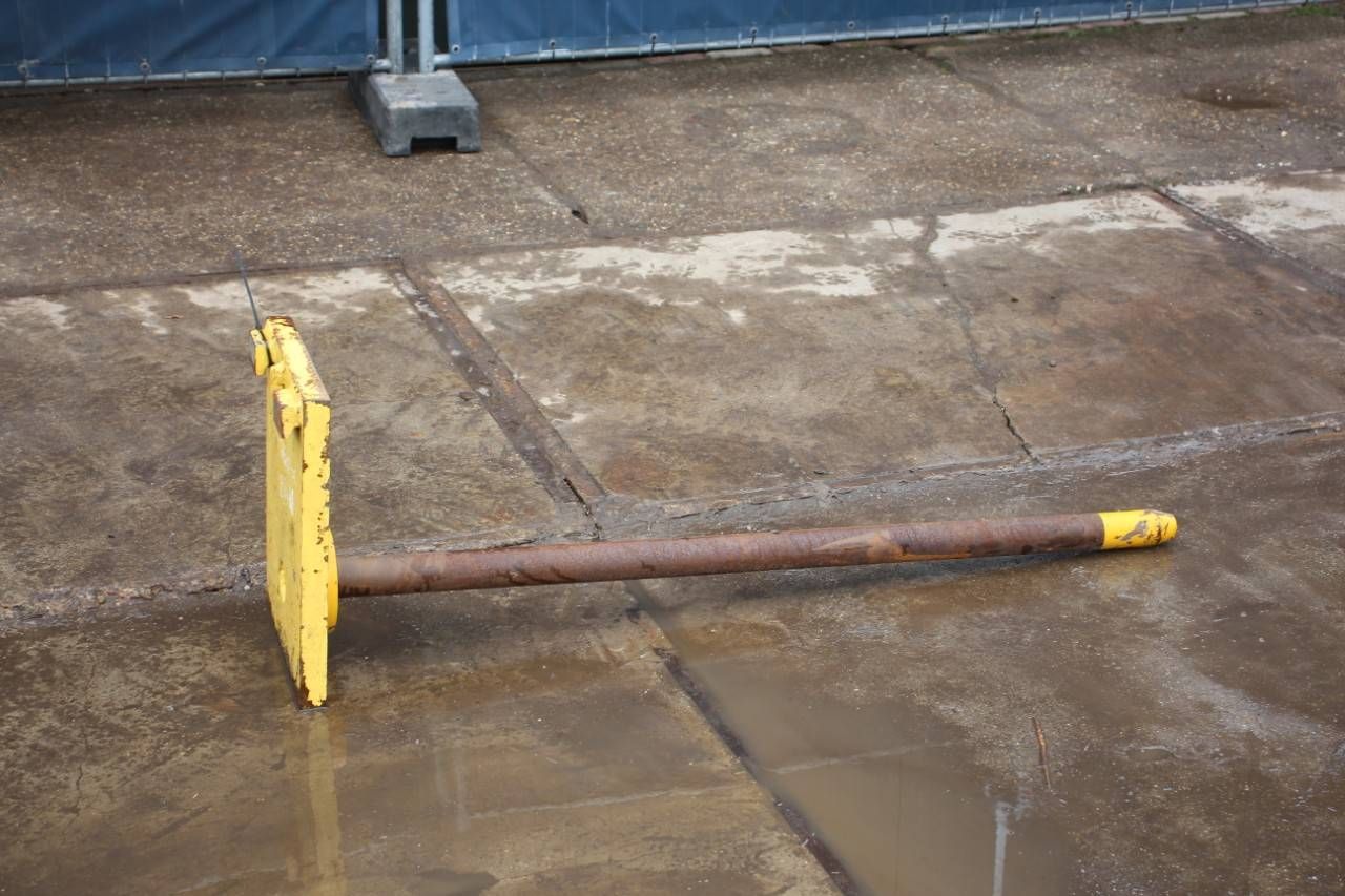 Pin for a forklift bucket 2000