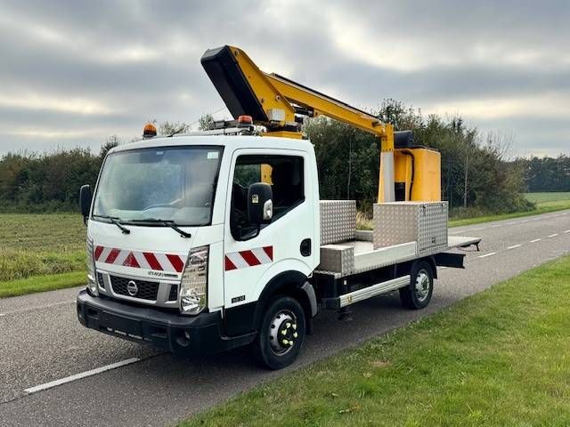 Bus lift Nissan Cabstar NT400 Diesel 100hp 2015