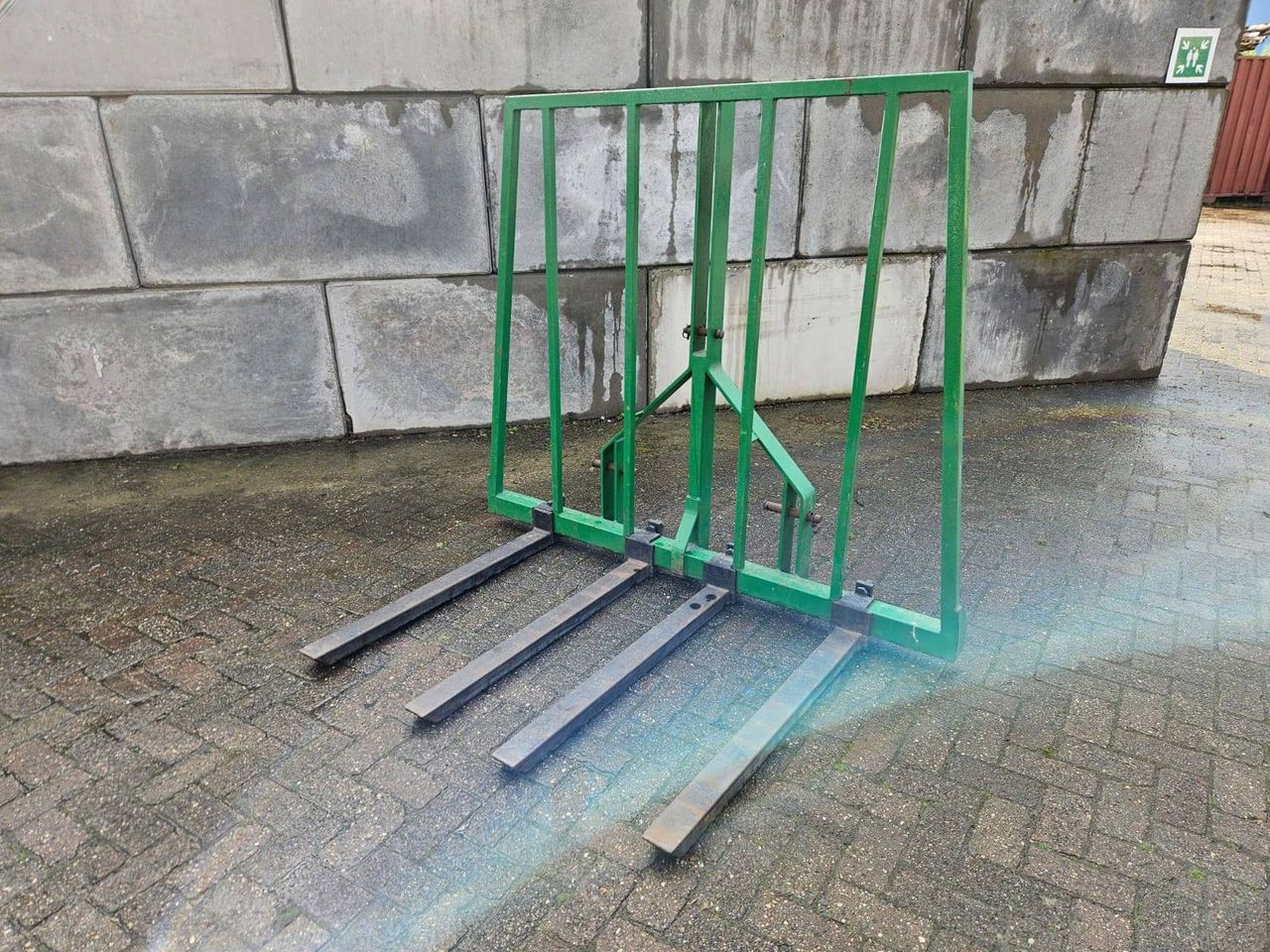 Fork carriage with 4 forks